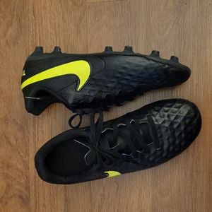 Nike Tiempo black lace up neon yellow cleats diamond textured toe size 5Y …